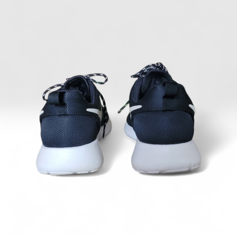 Nike Roshe One Women's Sneakers in Black & White. Size 7.5 Good Condition - Picture 6 of 16